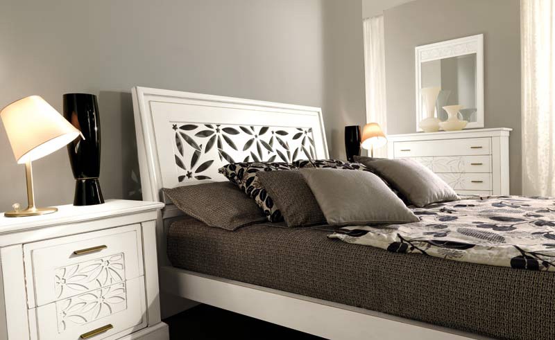 Stilna postelja v antično beli barvi