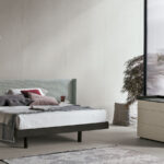 Postelje Z Visokim Vzglavjem